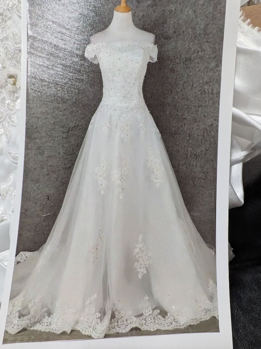 NWOT white bridal wedding dress with long train bust  from 32 in to 36 in US2-4